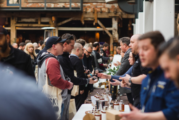 澳洲塔斯馬尼亞6大冬季特色活動！酒鬼最愛威士忌周、勇士挑戰裸游冬泳 