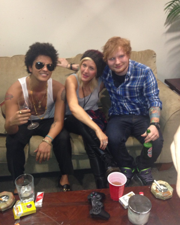 Ed Sheeran推出新歌《Old Phone》打開塵封10年舊手機成靈感 