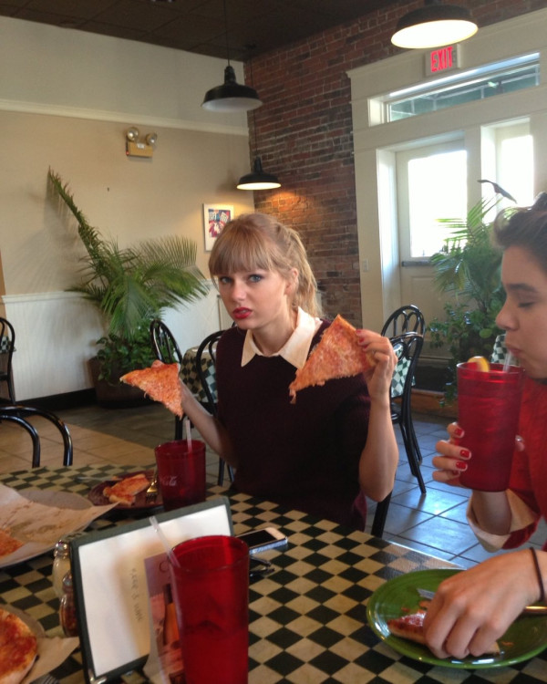 Ed Sheeran推出新歌《Old Phone》打開塵封10年舊手機成靈感 