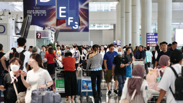 在抵達目的地前禁食12至16小時（可以飲水），可將生理時鐘重置為零。（資料圖片）