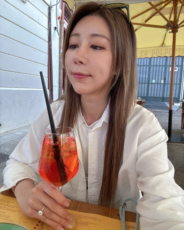 34歲前TVB女藝人離巢後宣佈結婚！低胸婚紗騷身材不及巨鑽搶鏡