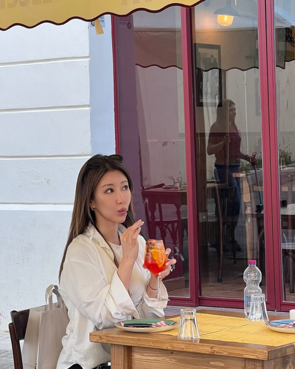 34歲前TVB女藝人離巢後宣佈結婚！低胸婚紗騷身材不及巨鑽搶鏡