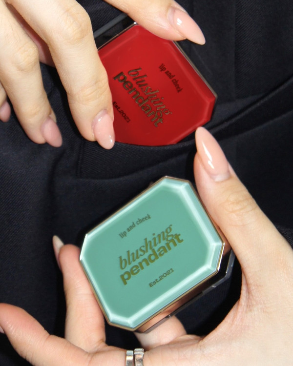 2025手袋吊飾推介4. ALTERNATIVE STEREO Blushing Pendant