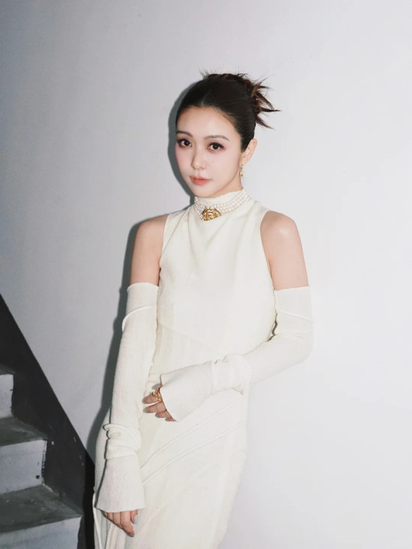 鍾嘉欣演唱會服裝指抄襲薛凱琪！設計師發文列6點炮轟：一件令人遺憾的事