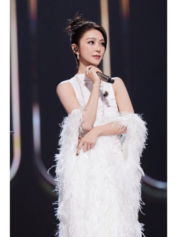 鍾嘉欣演唱會服裝指抄襲薛凱琪！設計師發文列6點炮轟：一件令人遺憾的事