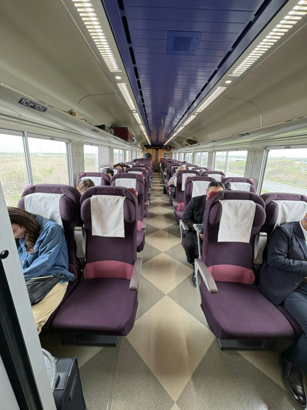 未滿6歲童不能坐JR指定席？遊日客搭JR被要求抱孩子坐腿上 反投訴乘務員「不禮貌」發文公審 