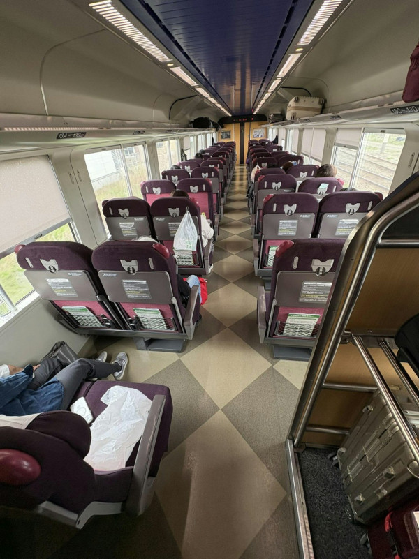 未滿6歲童不能坐JR指定席？遊日客搭JR被要求抱孩子坐腿上 反投訴乘務員「不禮貌」發文公審 