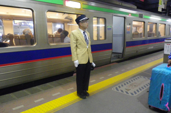 未滿6歲童不能坐JR指定席？遊日客搭JR被要求抱孩子坐腿上 反投訴乘務員「不禮貌」發文公審 