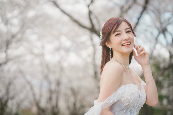 前新聞主播陳嘉倩公開絕密性感婚紗照 超低胸罕露深長事業線前所未見