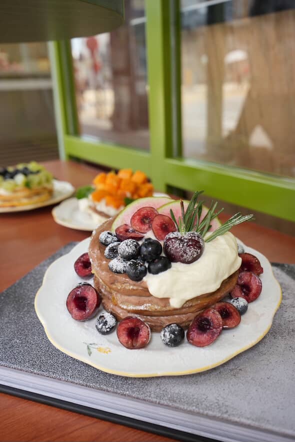 油麻地Café新出可愛造型菠蘿貝果包  夏日清新三層Pancake系列登場