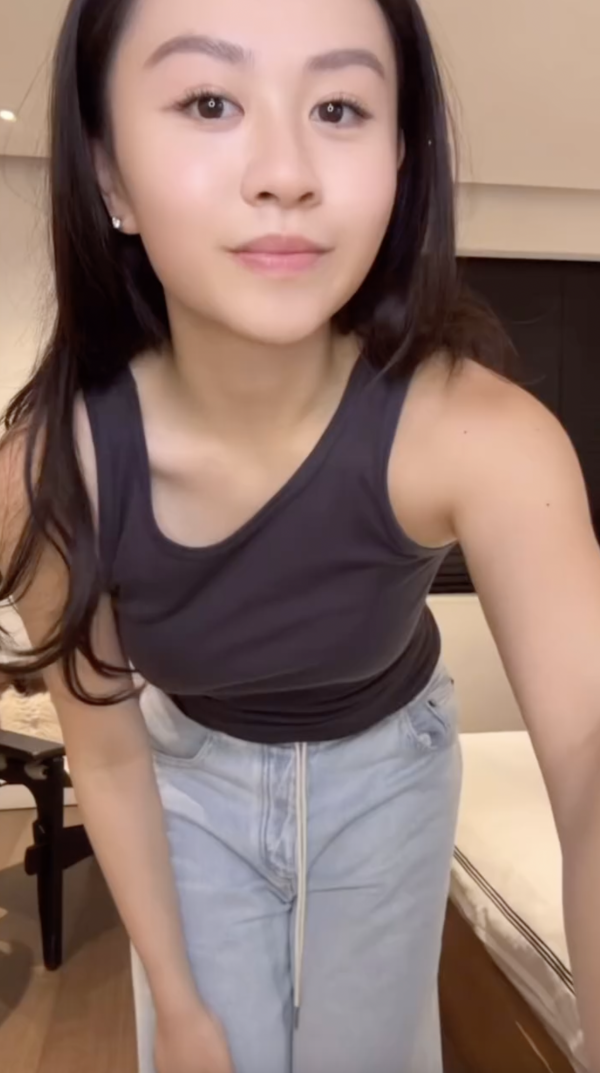 沈日性感出席媽媽邱淑貞慶生派對！網民激讚女大十八變外型更勝家姐沈月？！