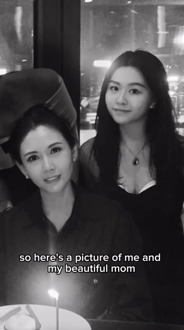 沈日性感出席媽媽邱淑貞慶生派對！網民激讚女大十八變外型更勝家姐沈月？！