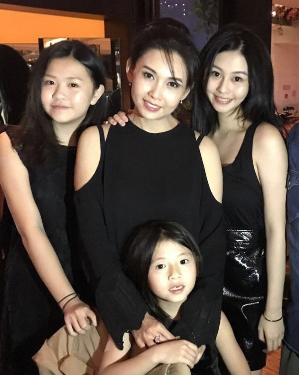 沈日性感出席媽媽邱淑貞慶生派對！網民激讚女大十八變外型更勝家姐沈月？！