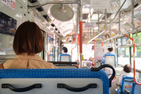 日本孕婦等巴士慘被大媽插隊撞開 獨佔雙人位兼大聲講電話 即時遭「現眼報」大快人心 