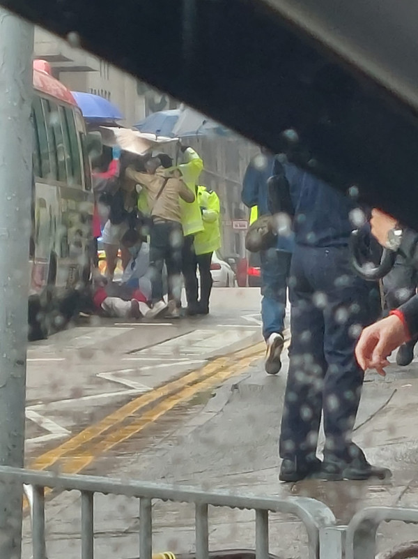 人間有愛！港女雨中為車禍傷者撐傘3個月後獲電話答謝：莫以善小而不為