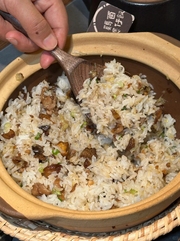 榮山鍋‧野菌土雞火鍋(圖片來源:小紅書@榮山鍋‧野菌土雞火鍋) 榮山鍋‧野菌土雞火鍋(圖片來源:小紅書@榮山鍋‧野菌土雞火鍋)