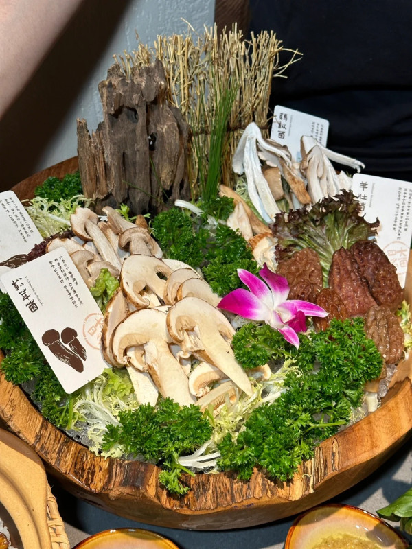 榮山鍋‧野菌土雞火鍋(圖片來源:小紅書@榮山鍋‧野菌土雞火鍋) 榮山鍋‧野菌土雞火鍋(圖片來源:小紅書@榮山鍋‧野菌土雞火鍋)