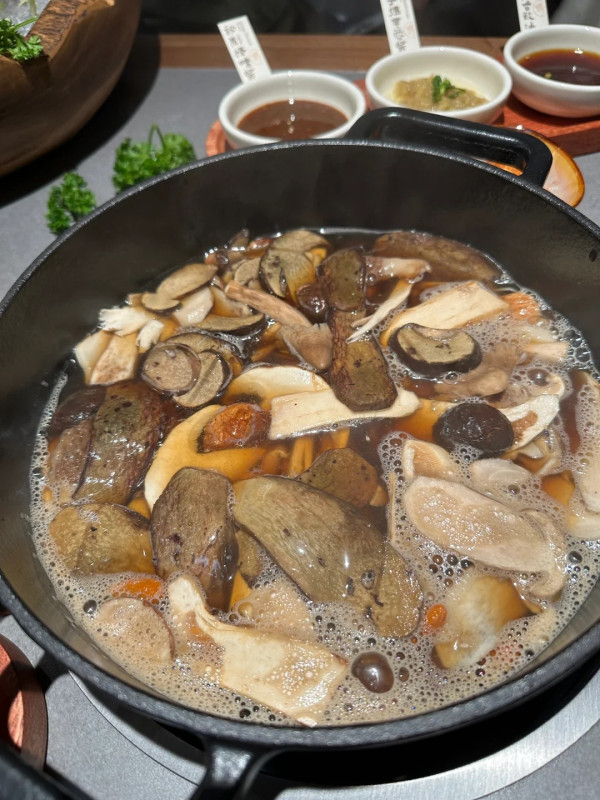 榮山鍋‧野菌土雞火鍋(圖片來源:小紅書@榮山鍋‧野菌土雞火鍋) 榮山鍋‧野菌土雞火鍋(圖片來源:小紅書@榮山鍋‧野菌土雞火鍋)