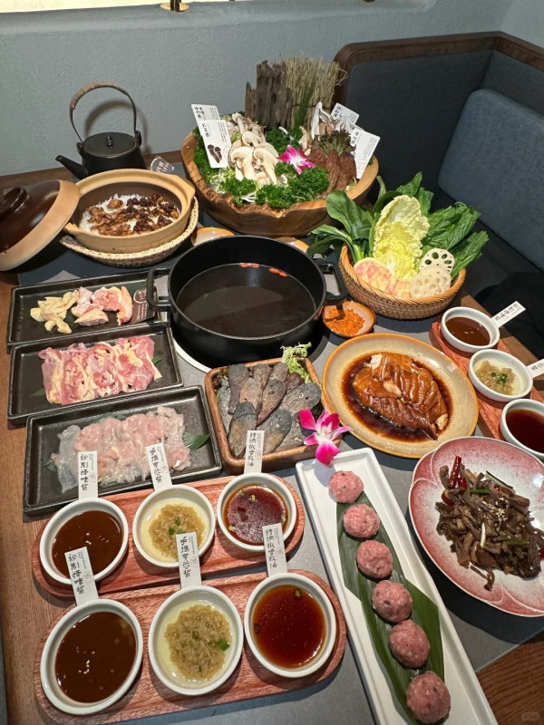 榮山鍋‧野菌土雞火鍋(圖片來源:小紅書@榮山鍋‧野菌土雞火鍋) 榮山鍋‧野菌土雞火鍋(圖片來源:小紅書@榮山鍋‧野菌土雞火鍋)