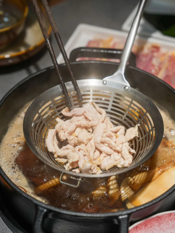 榮山鍋‧野菌土雞火鍋(圖片來源:小紅書@榮山鍋‧野菌土雞火鍋) 榮山鍋‧野菌土雞火鍋(圖片來源:小紅書@榮山鍋‧野菌土雞火鍋)