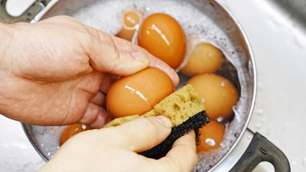 洗飯盒加1物輕鬆去油去漬 比洗潔精有效？實測30秒輕鬆洗淨！