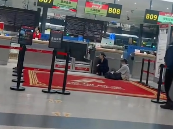 大媽情緒失控大鬧米蘭機場！疑因行李問題倒地哭鬧：讓我走！ 