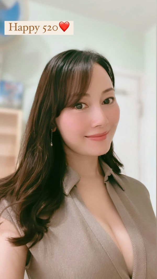 袁嘉敏魔鬼級上圍極限迫爆小背心 陽台性感擺拍意外曝光豪宅海景