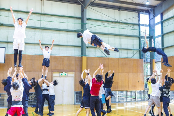 日本西裝啦啦隊「Cheer Re-Man’s」街頭表演爆紅！全男班顛覆傳統熱血追夢 