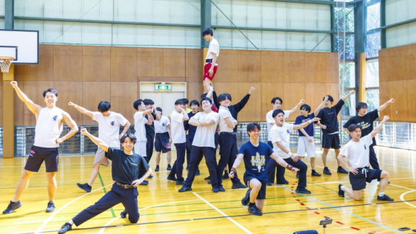 日本西裝啦啦隊「Cheer Re-Man’s」街頭表演爆紅！全男班顛覆傳統熱血追夢 
