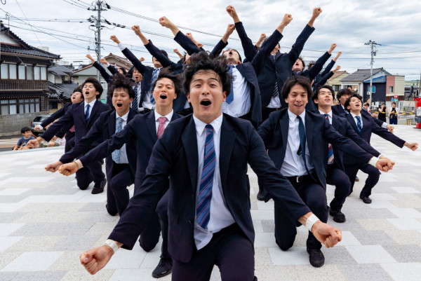 日本西裝啦啦隊「Cheer Re-Man’s」街頭表演爆紅！全男班顛覆傳統熱血追夢 