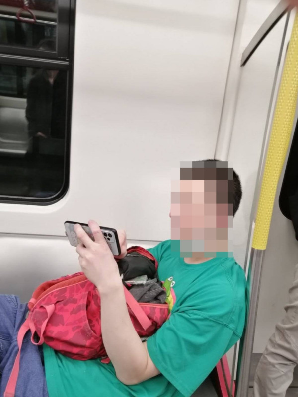 港鐵車廂缺德行為？1個坐姿被批「黑人憎」捱轟：霸埋企位