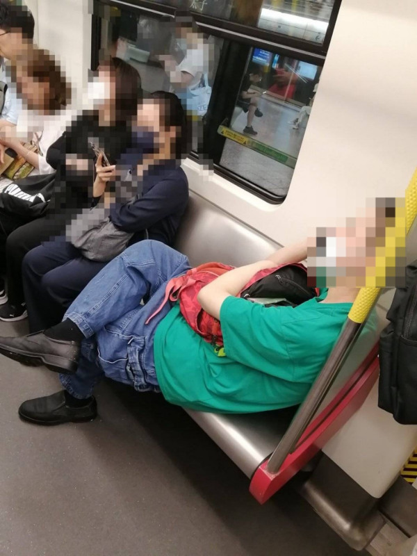 港鐵車廂缺德行為？1個坐姿被批「黑人憎」捱轟：霸埋企位