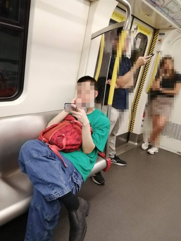 港鐵車廂缺德行為？1個坐姿被批「黑人憎」捱轟：霸埋企位