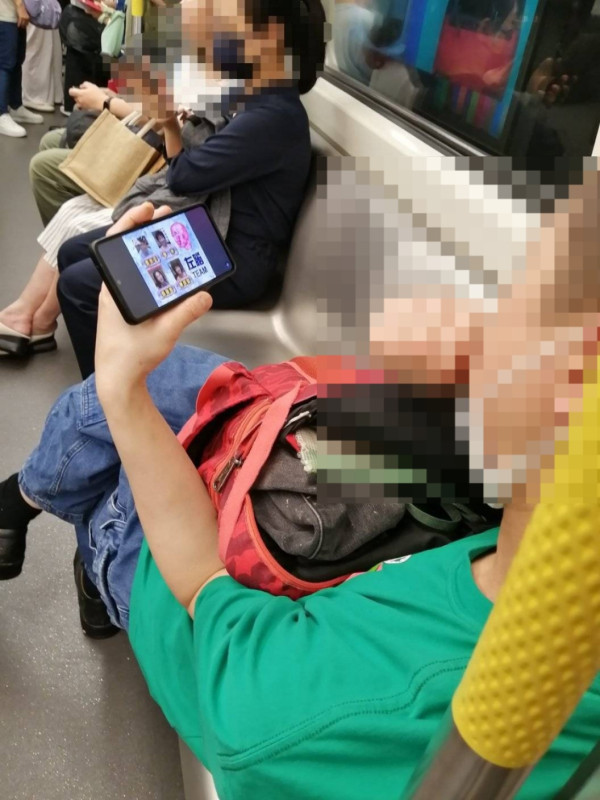 港鐵車廂缺德行為？1個坐姿被批「黑人憎」捱轟：霸埋企位