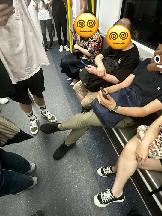 港鐵車廂缺德行為？1個坐姿被批「黑人憎」捱轟：霸埋企位