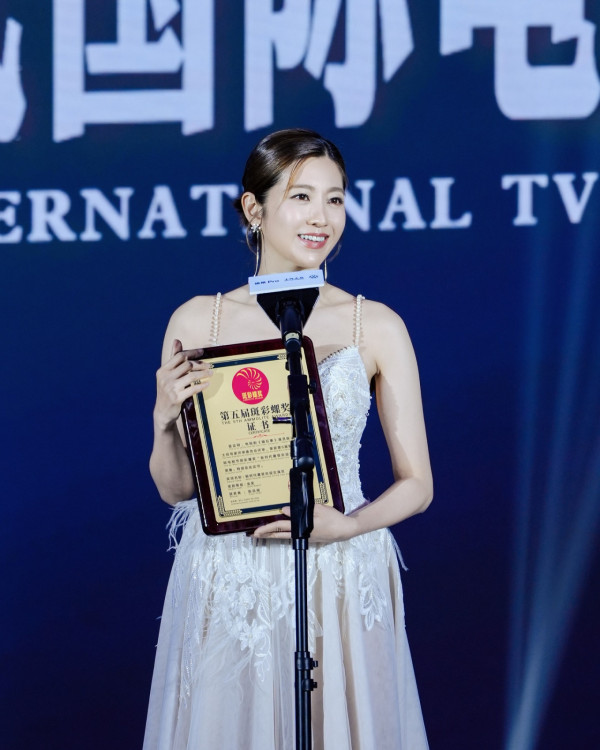 陳自瑤首度獲頒最受歡迎女演員獎項 台上感言晒超流利普通話驚艷網民