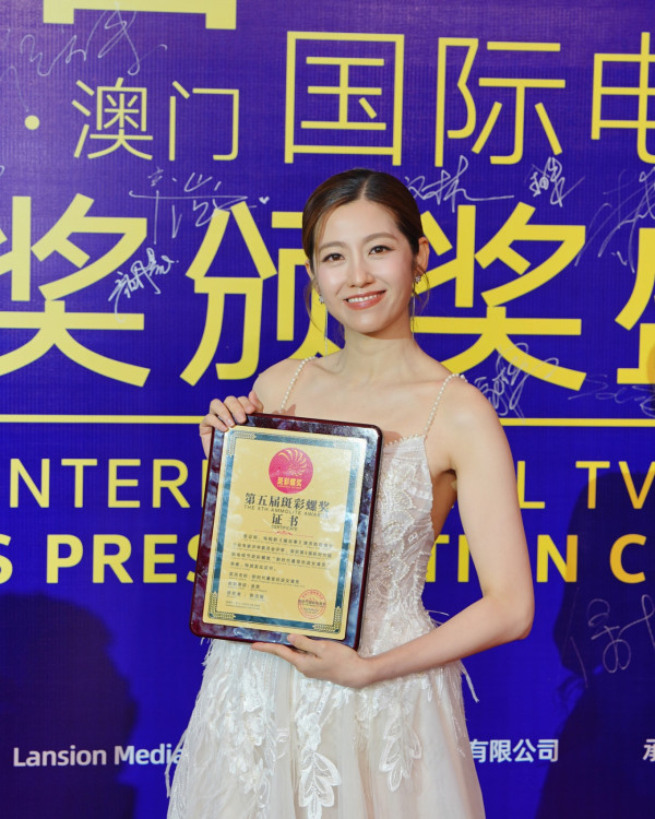 陳自瑤首度獲頒最受歡迎女演員獎項 台上感言晒超流利普通話驚艷網民