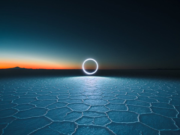 真的不是AI！無人機光影拍攝懸浮空中「窗簾」   猶如異世界奇景超夢幻 