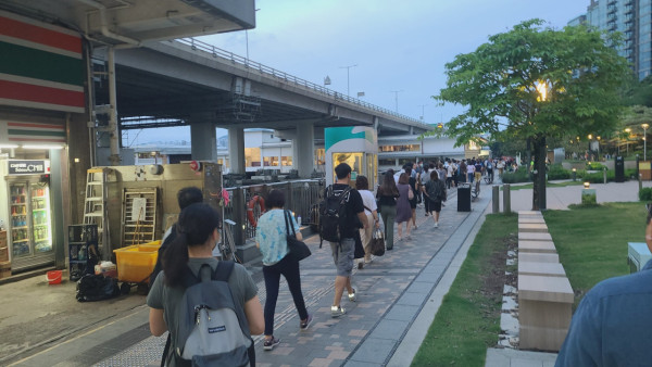 打工仔收工迫爆巴士站/港鐵！將軍澳綫服務受阻 港鐵安排3條接駁巴士路綫
