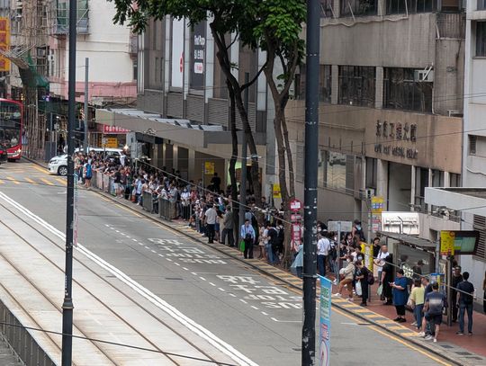 打工仔收工迫爆巴士站/港鐵！將軍澳綫服務受阻 港鐵安排3條接駁巴士路綫