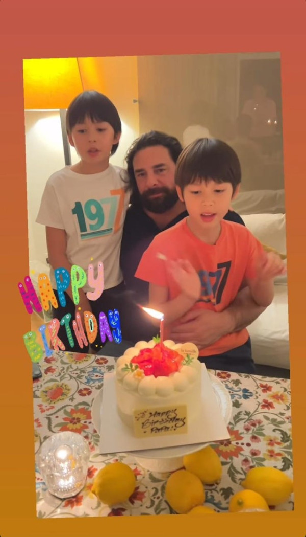 周汶錡51歲生日凍齡美貌驚人！法籍老公身型變圓潤！妹妹周勵淇夫婦合體現身