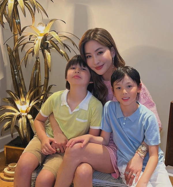 周汶錡51歲生日凍齡美貌驚人！法籍老公身型變圓潤！妹妹周勵淇夫婦合體現身