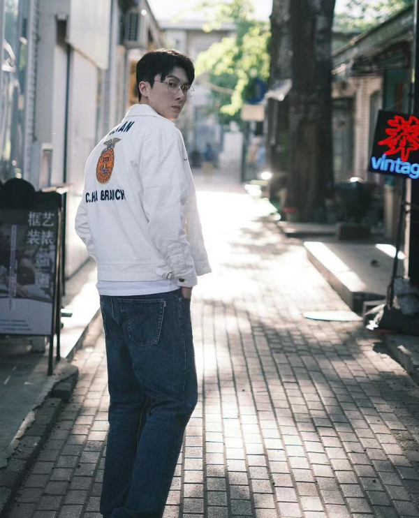 TVB視帝頹爆扯煙明顯消瘦心事重重 屢傳婚變與太太分隔兩地神情鬱悶