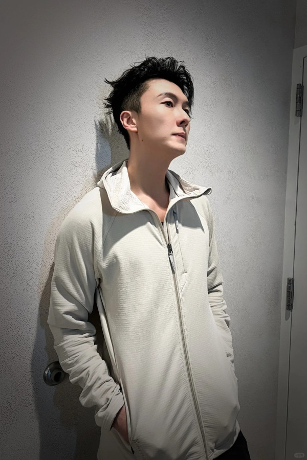 王浩信漂染全頭白金毛判若兩人 新形象如改頭換面嚇窒網民認唔出