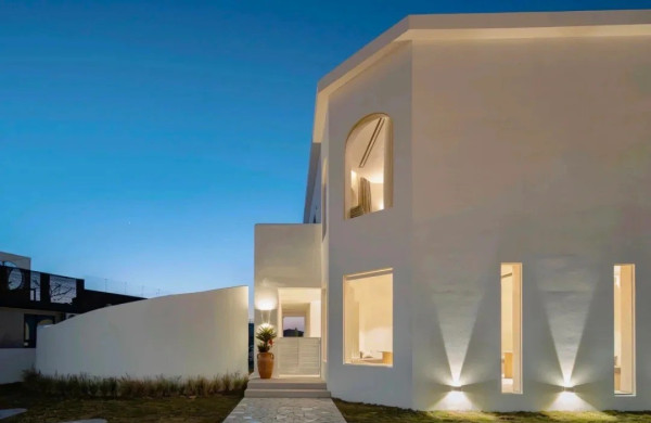 蜜悦·深圳藍白聖島懸崖泡池美宿（圖片來源：小紅書＠蜜悦文旅）