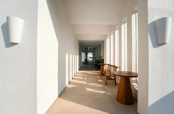 蜜悦·深圳藍白聖島懸崖泡池美宿（圖片來源：小紅書＠蜜悦文旅）