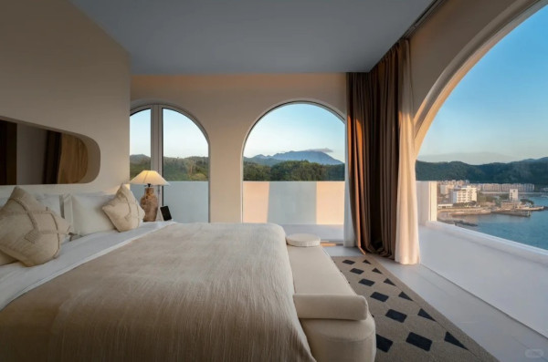 蜜悦·深圳藍白聖島懸崖泡池美宿（圖片來源：小紅書＠蜜悦文旅）