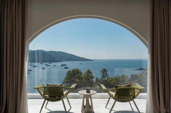 蜜悦·深圳藍白聖島懸崖泡池美宿（圖片來源：小紅書＠蜜悦文旅）