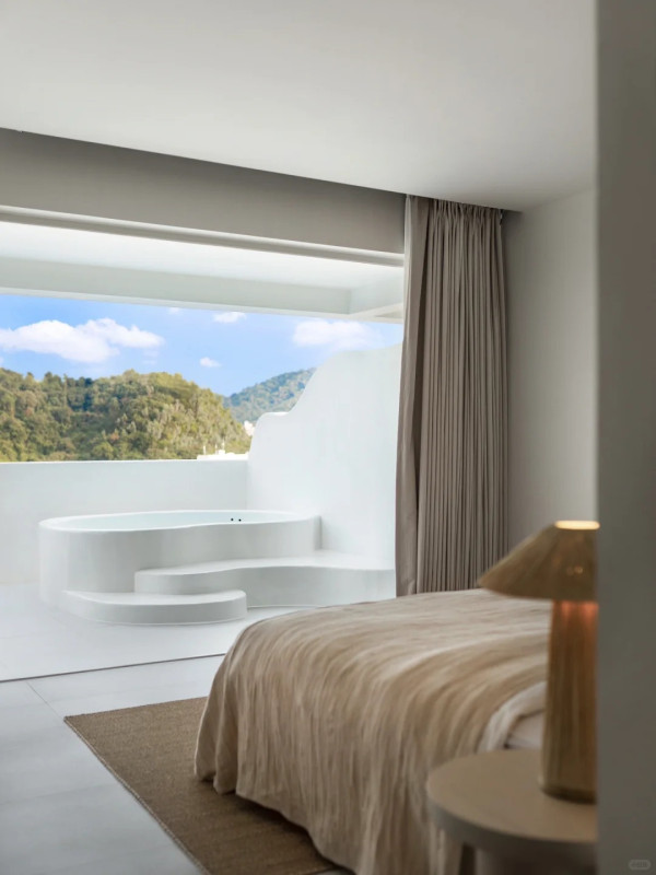 蜜悦·深圳藍白聖島懸崖泡池美宿（圖片來源：小紅書＠蜜悦文旅）