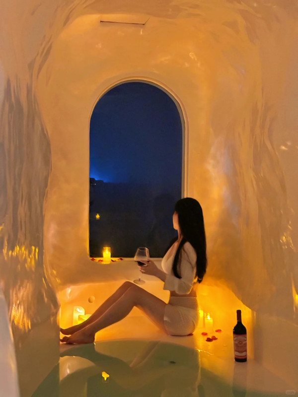 蜜悦·深圳藍白聖島懸崖泡池美宿（圖片來源：小紅書＠蜜悦文旅）